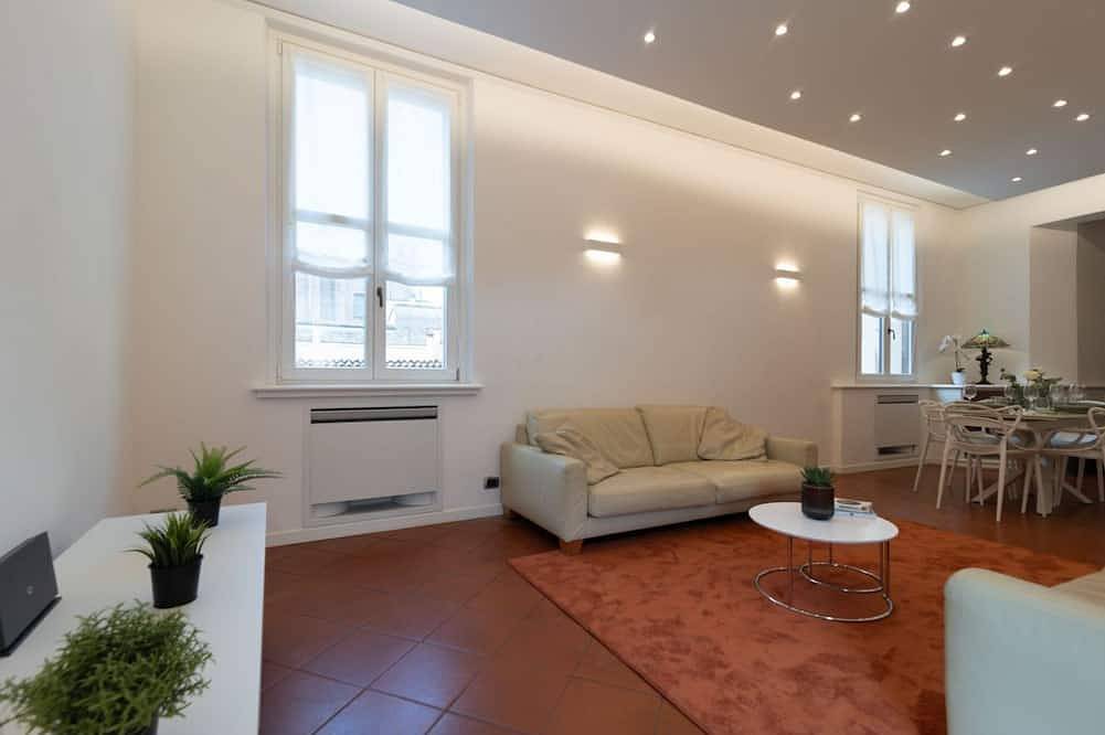 Ganze Wohnung, Guesthost - Elegant apartment of 193 sqm located on the first floor of a vintage building with elevator (5 steps to access), able to accommodate up to 7 people.The accommodation is located near the city center of Mantua, in just 15 minutes walk you can r in Mantua, Mantua Provinz