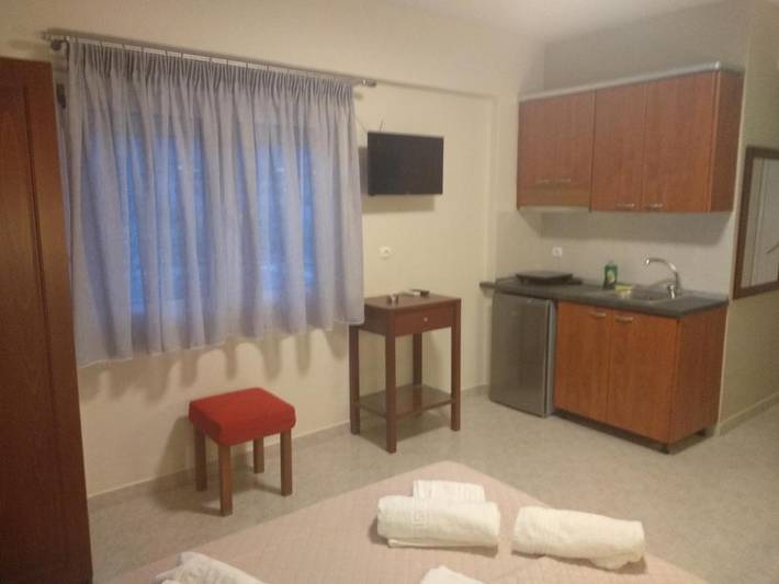 Gîte pour 3 personnes, avec Balcon et Terrasse ainsi que Jardin et Piscine dans Stavros - 4