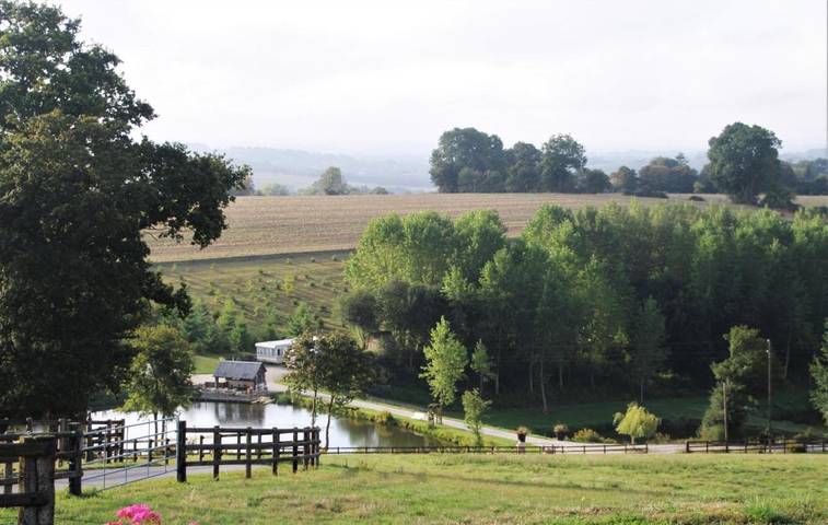 Location de vacances pour 2 personnes, avec vue ainsi que vue sur le lac et jardin à Ferrières-la-Verrerie - 2