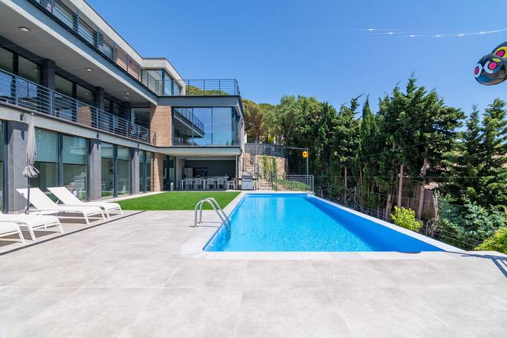 Chalet para 16 personas, con jacuzzi además de jardín y terraza en Provincia de Gerona - 3