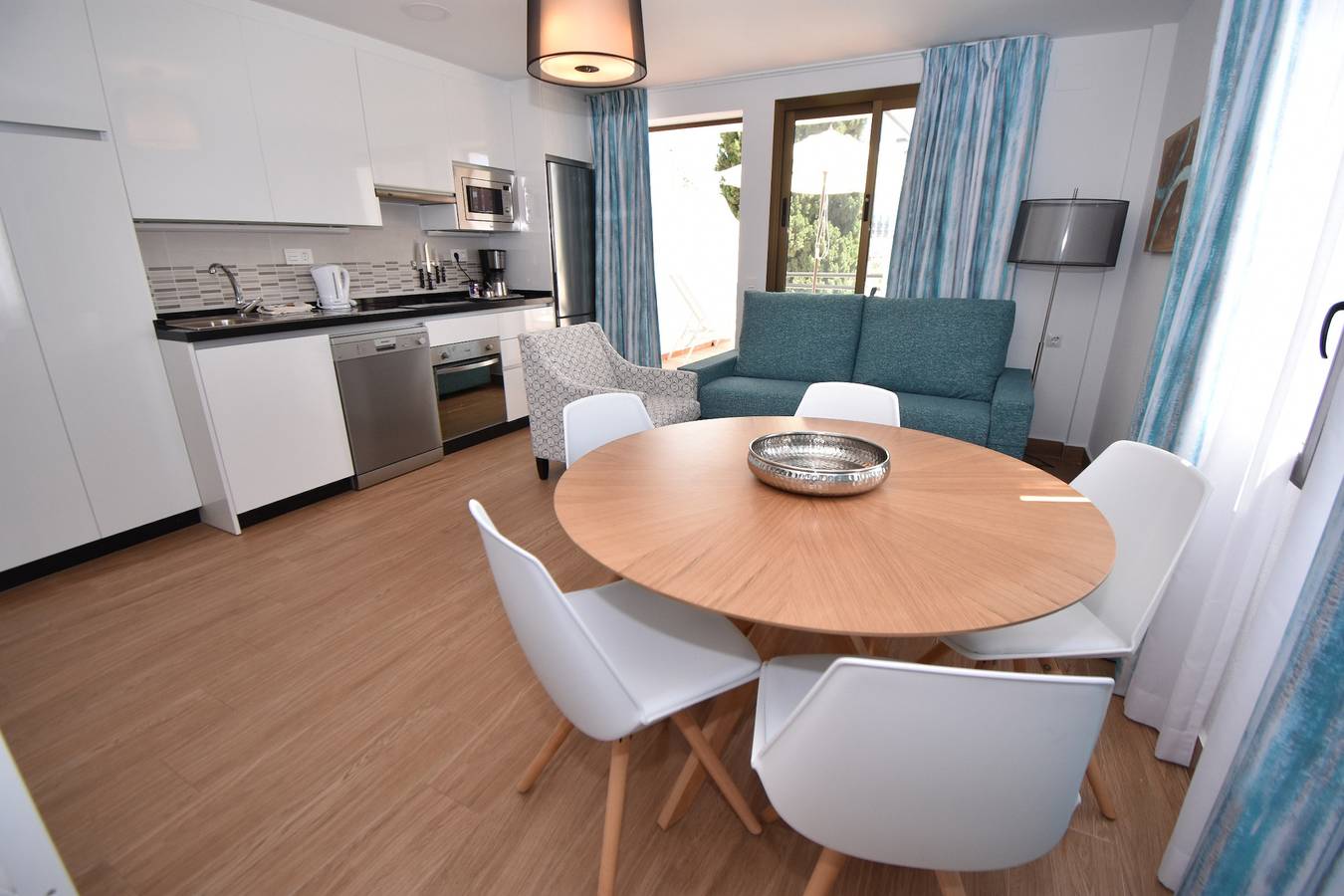 Entire apartment, Modern Apt walking distance to Shops and Beach in Benalmádena Costa, Benalmádena