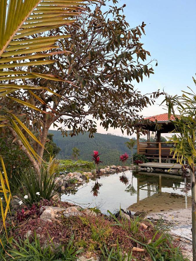 Casas e apartamentos de temporada para 2 pessoas, com jacuzzi e jardim e ainda piscina and balcão em Piracaia