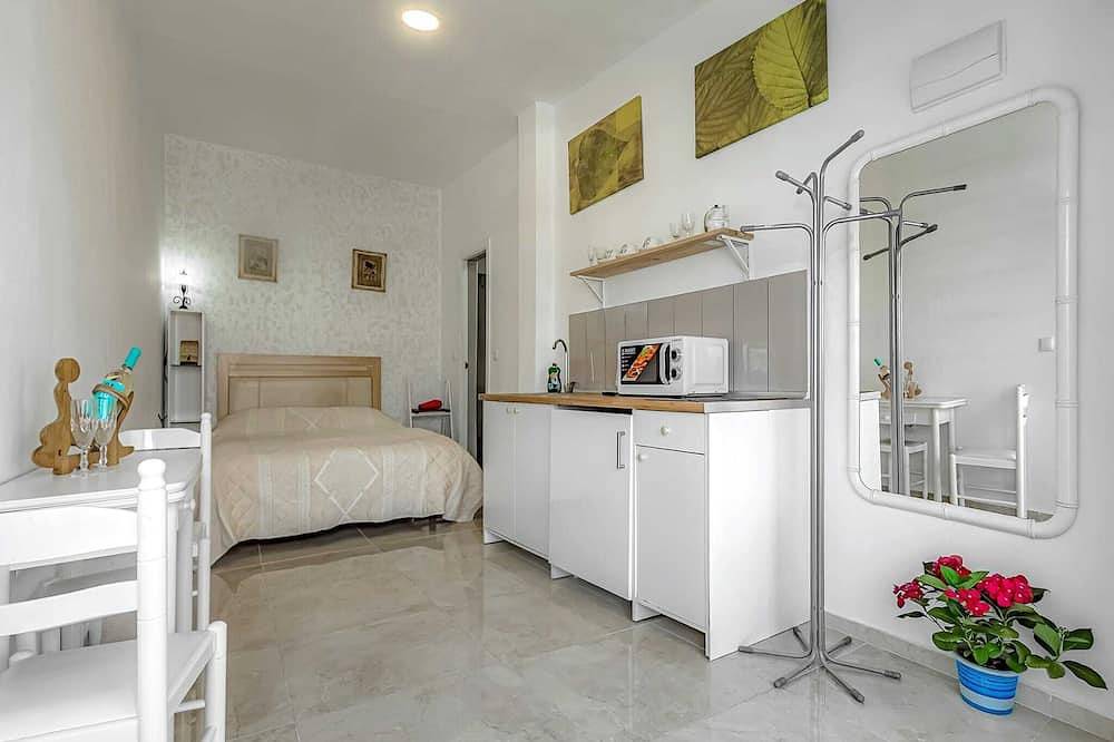 Entire apartment, Studio on the 1st line in the center of the tourist area! in Puerto Colon, Adeje