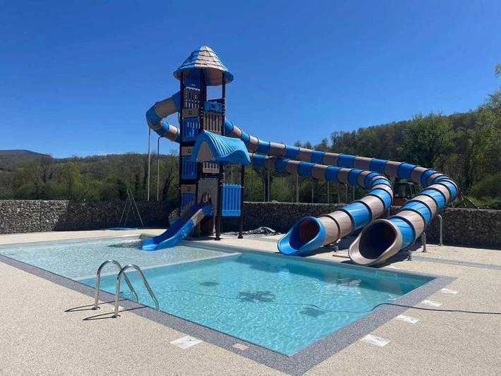 Camping pour 2 personnes, avec jacuzzi ainsi que sauna et bassin pour enfant dans les Pyrénées