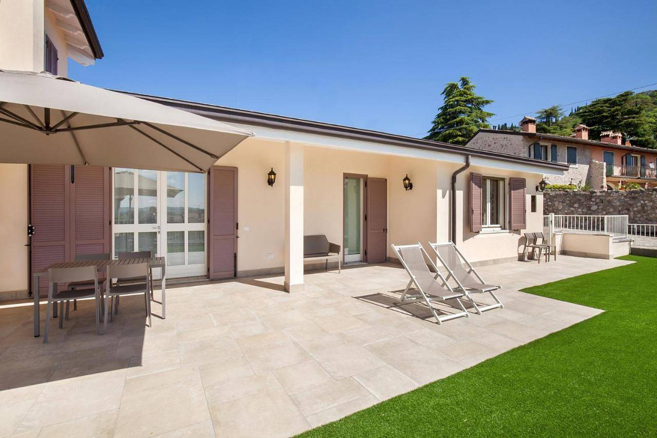 Villa Chiara Apt 1- Appartamento in villa con piscina in Cavaion Veronese, Gardasee-Berge