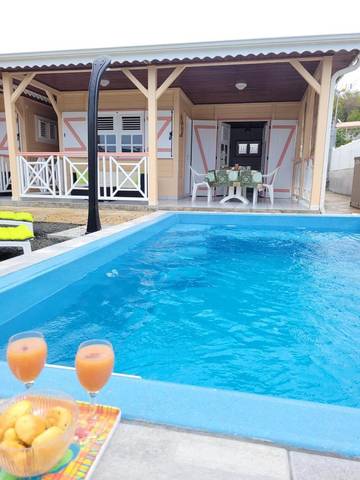 Gîte pour 4 personnes, avec jardin ainsi que vue et piscine à Le Vauclin