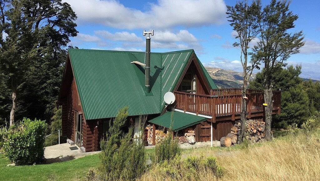Log cabin in the mountains with indoor climbing wall, perfect for a family. in Hurunui District