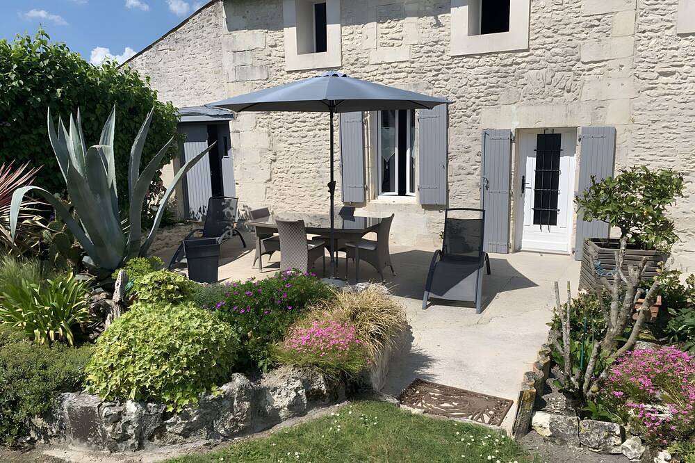 Gîte Les Hauts De L'estuaire with Private Terrace, Garden, and Wi-Fi in Boutenac-Touvent, Saintes region