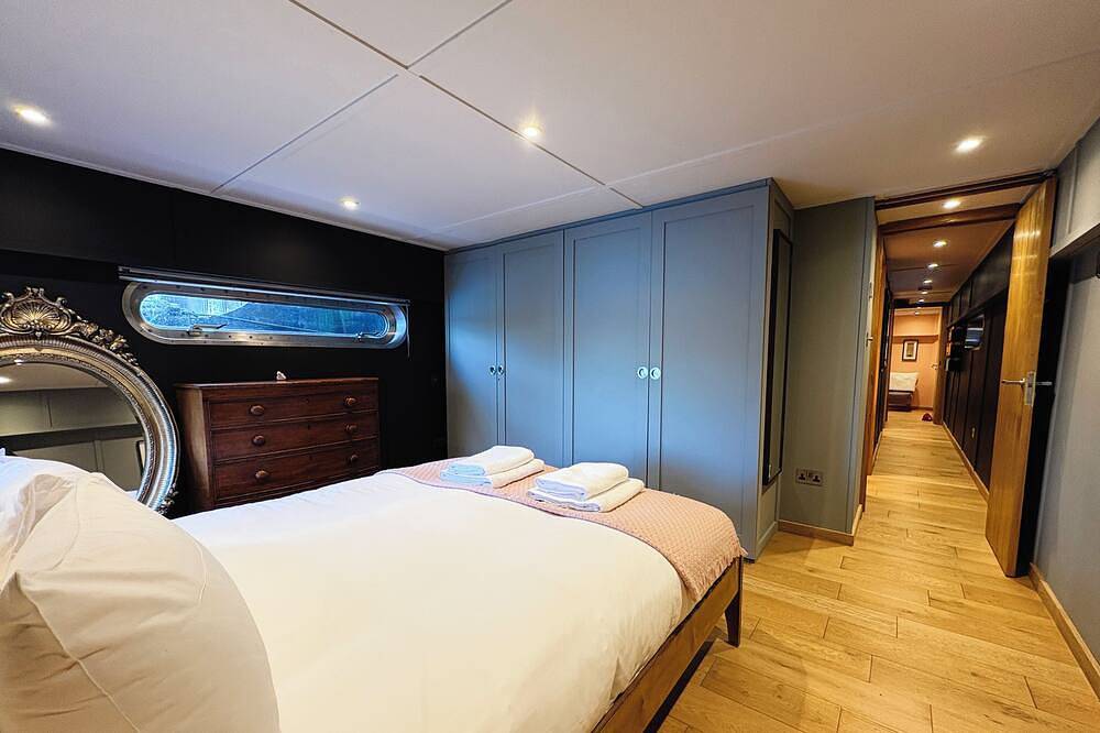 Beautiful London Kew houseboat in a great location with stunning Thames views in Hounslow, London