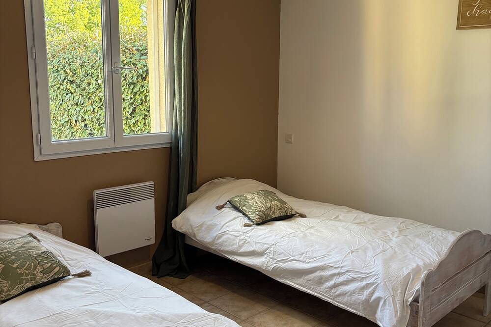 Villa with private pool in a quiet area: Les Oliviers in Mallemort, Arles region