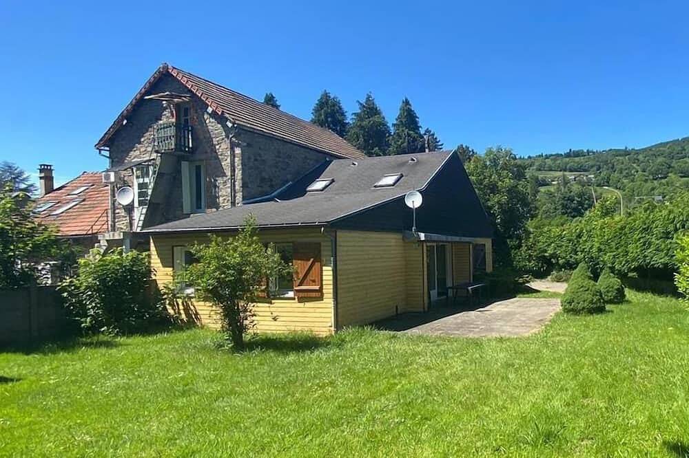 Un gîte lumineux et spacieux avec un jardin in La Bourboule, Parc naturel régional des Volcans d'Auvergne