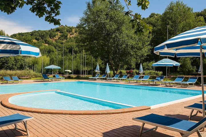 Appartamento per 3 persone, con vista lago e panorama nonché piscina e giardino in Castel del Piano