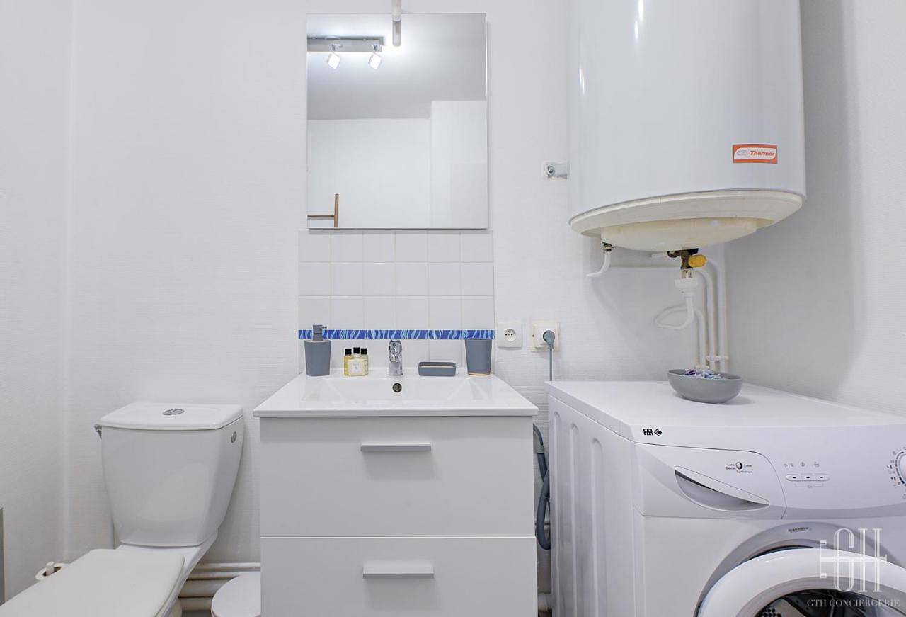 Appartement entier, Studio with Balcony in Chambray-lès-Tours, Région de Tours
