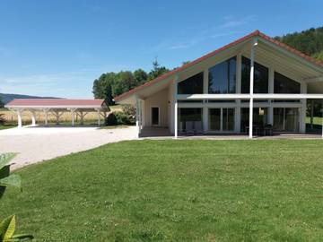 Gîte pour 8 personnes, avec jacuzzi et sauna ainsi que jardin et terrasse, animaux acceptés dans le Jura