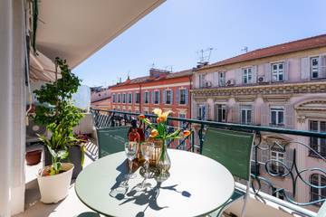 Gîte pour 4 personnes, avec terrasse dans Place Massena