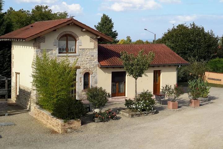 Location de vacances pour 4 personnes, avec Terrasse ainsi que Jardin et Piscine à Saint-Rémy (Ain)
