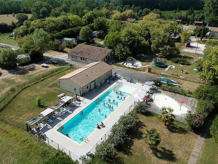 Camping pour 4 personnes, avec bassin pour enfant, animaux acceptés dans Périgord Vert