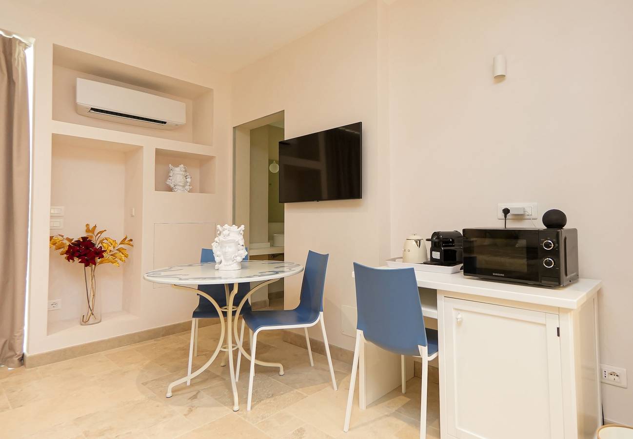Marina Homes Elegant designroom2 Ortigiapartments in Syracuse, Province de Syracuse
