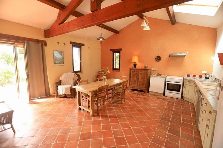 Location de vacances pour 4 personnes, avec terrasse ainsi que vue et jardin à Roumengoux