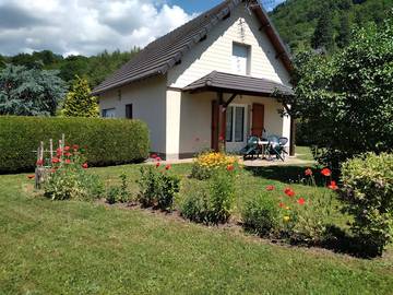 Gîte pour 4 personnes, avec terrasse dans le Cantal