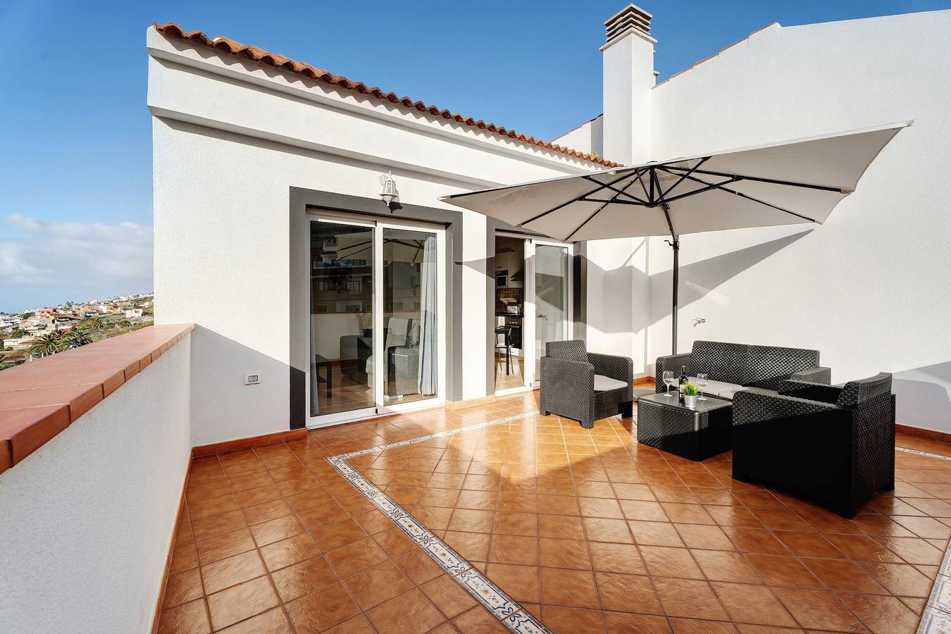 Apartamento entero, Apartamento de vacaciones 'Ático San Jose' con vistas al mar, terraza privada y Wi-Fi in Barrio de San Juan, La Victoria de Acentejo