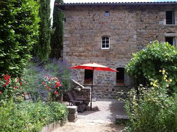 Gîte pour 8 personnes, avec piscine ainsi que jardin et terrasse à Saint-Pierreville
