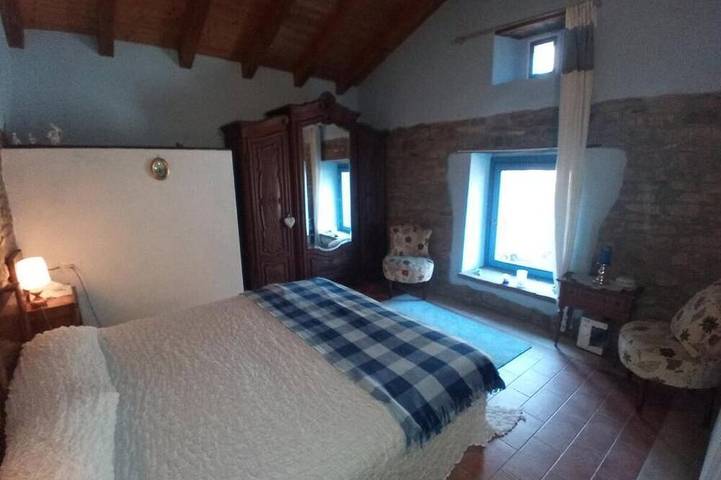 Entire 4Br stone house with pool, 2 living rooms, new custom kitchen, great beds in Valmozzola, Appennino Parmense