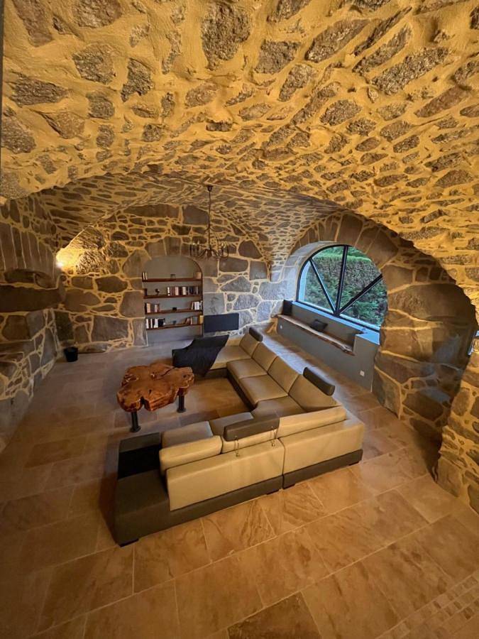 Location de vacances pour 12 personnes, avec vue ainsi que piscine et jardin dans Lunac