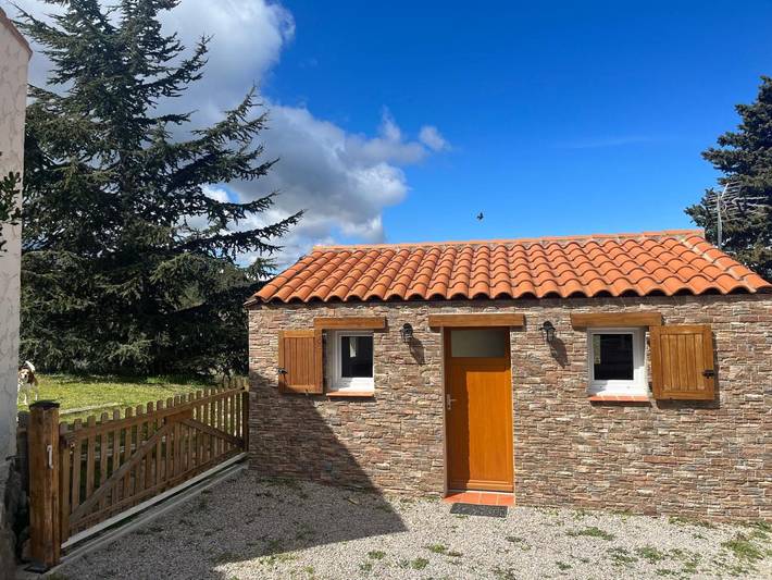 Location de vacances pour 2 personnes, avec Terrasse et Jardin ainsi que Piscine et Vue à Castelnou
