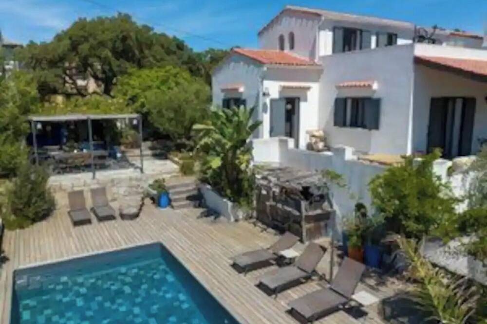 Villa Spacieuse avec Piscine, Terrasse et Jardin à 3 km du Port d'Ajaccio in Ajaccio, Région d'Ajaccio