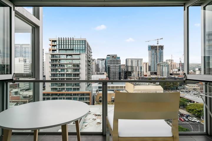 Holiday rental for 2 people, with pool and balcony, child-friendly in Adelaide