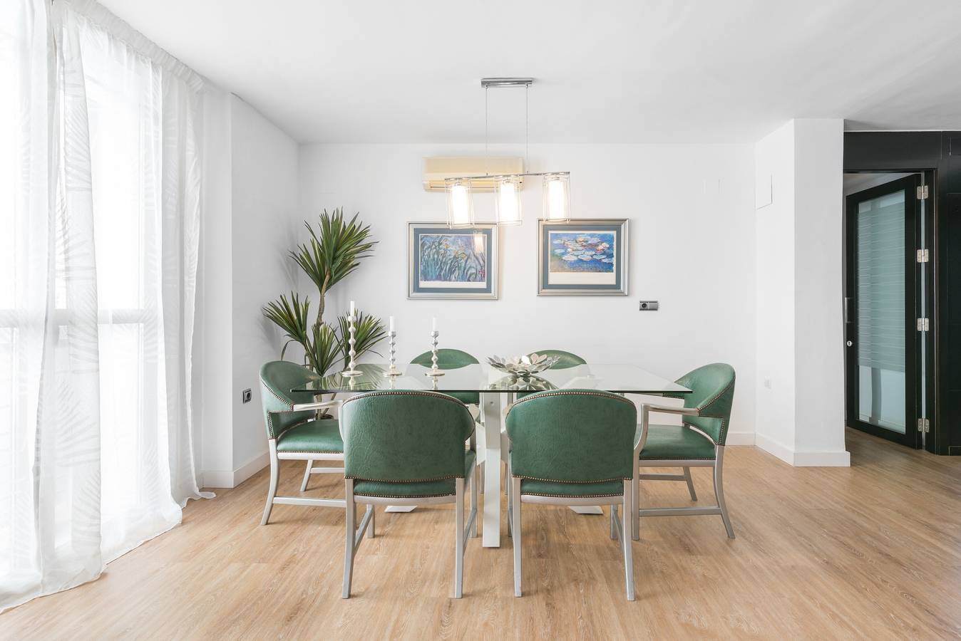 Entire apartment, 'Modern Apartment Calle Larios' with Balcony & Wi-Fi in Malaga Centro Historico, Malaga