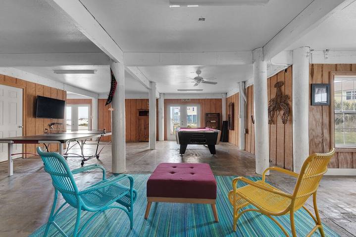 Vacation rental for 22 people, with balcony and yard, with pets in Pensacola Beach