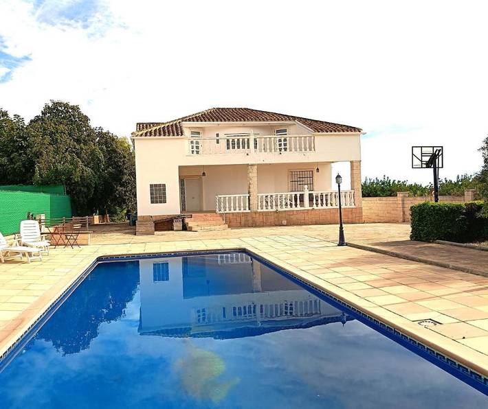 Casa rural para 12 personas, con vistas además de piscina y jardín, Se admiten mascotas en Pedralba