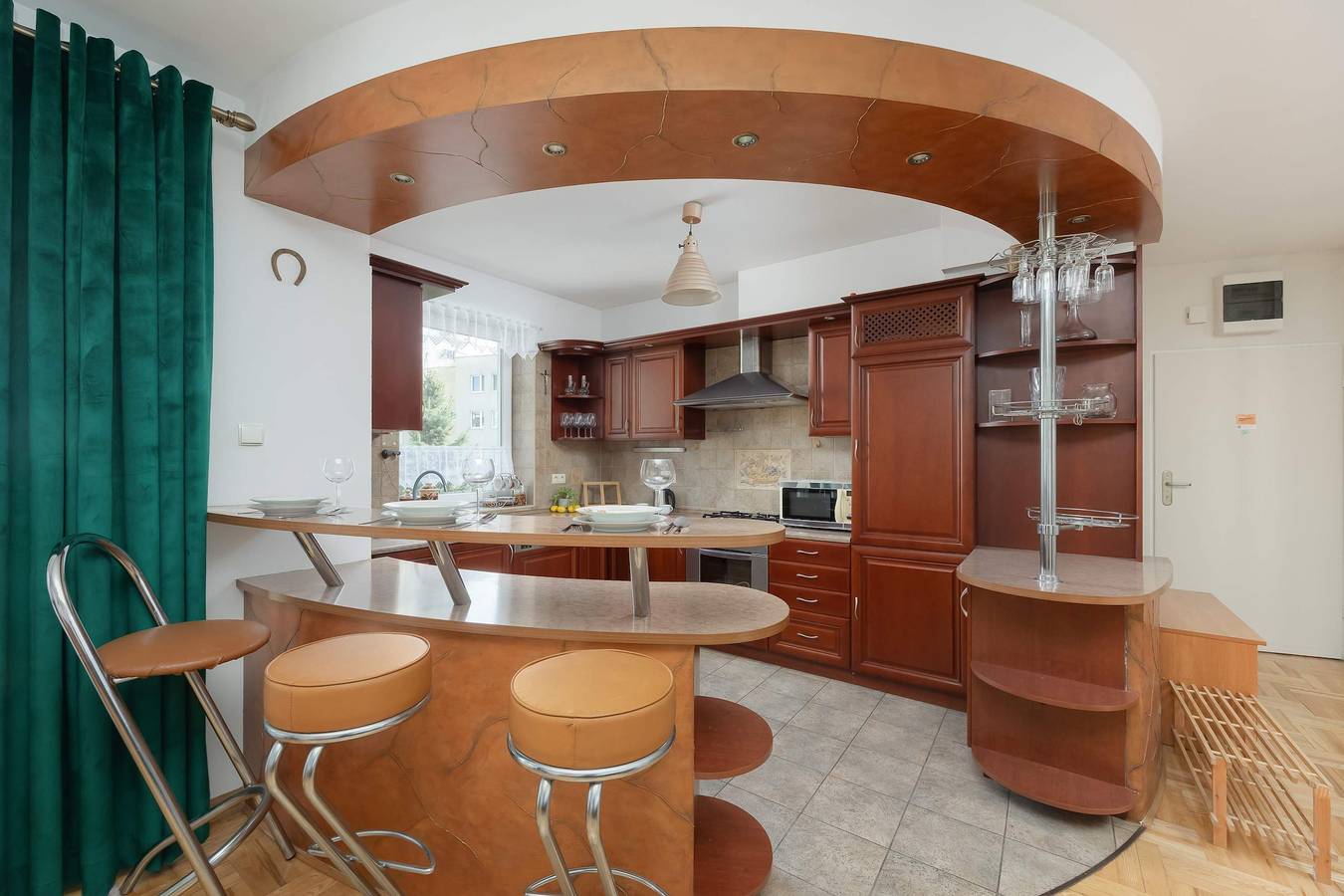 Ganze Wohnung, Spacious Apartment with Balcony | Parking and 400 m to Metro in Żoliborz, Warschau