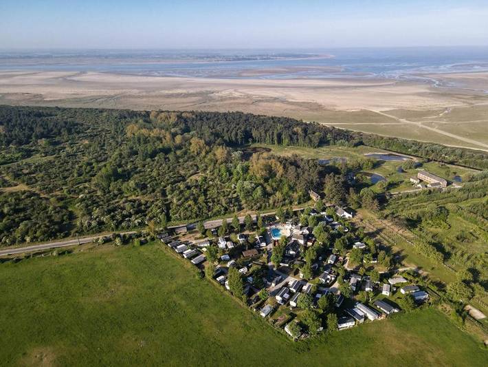 Camping pour 12 personnes, avec terrasse et piscine, animaux acceptés