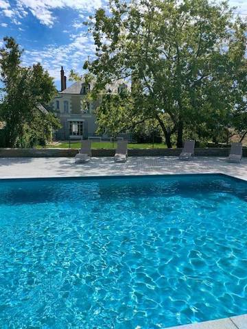 Location de vacances pour 20 personnes, avec vue ainsi que piscine et jardin à Mareuil-sur-Cher