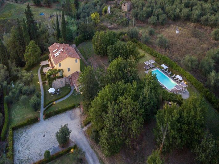 Agriturismo per 4 persone, con piscina e terrazza nonché giardino, adatto a famiglie con bambini a Capannori
