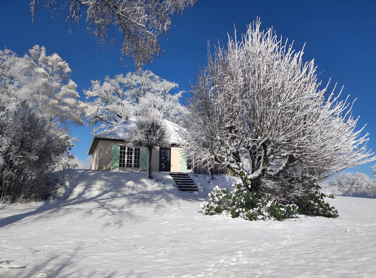 Ferienhaus 'Gîte De Lonzanges' mit Bergblick, privater Terrasse und Wlan in Lanobre, Regionaler Naturpark Volcans d'Auvergne