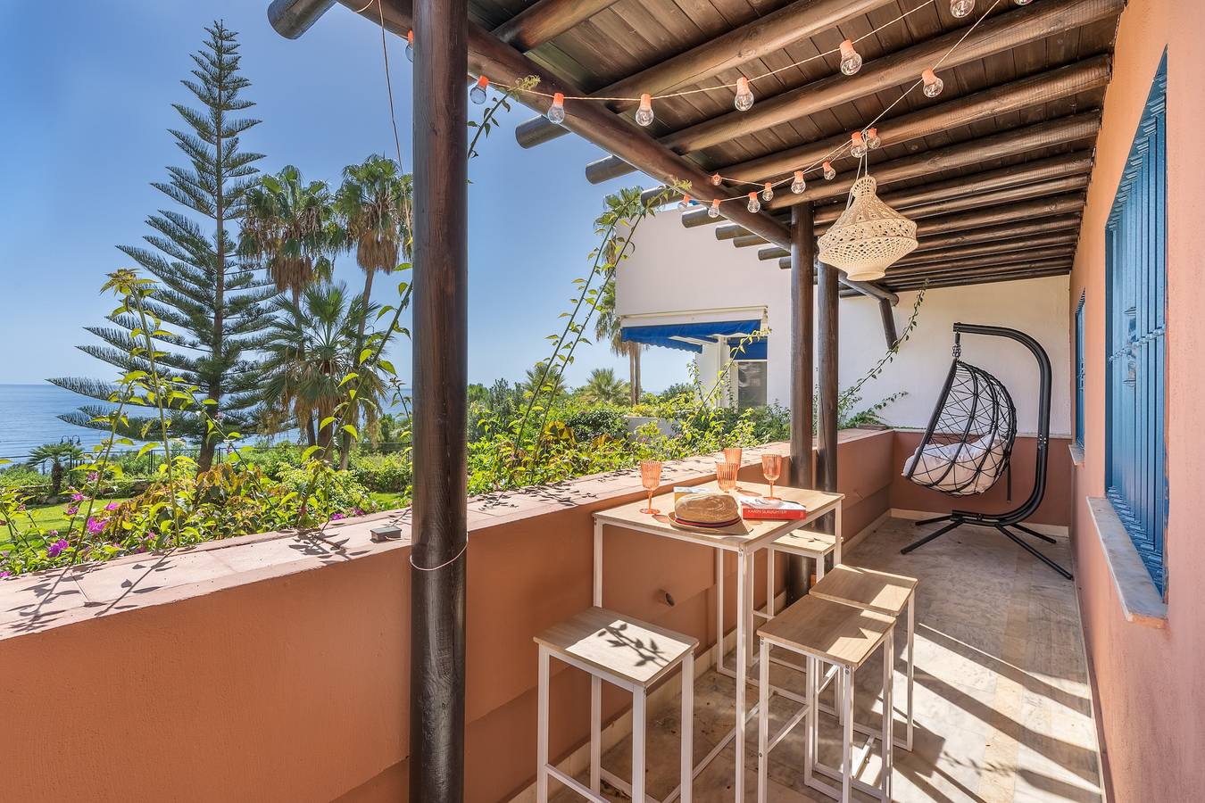 Apartamento entero, Apartamento 'Apartamento Coral' con vistas al mar, piscina compartida, y acceso a playa de arena in Curumbico, Almuñecar