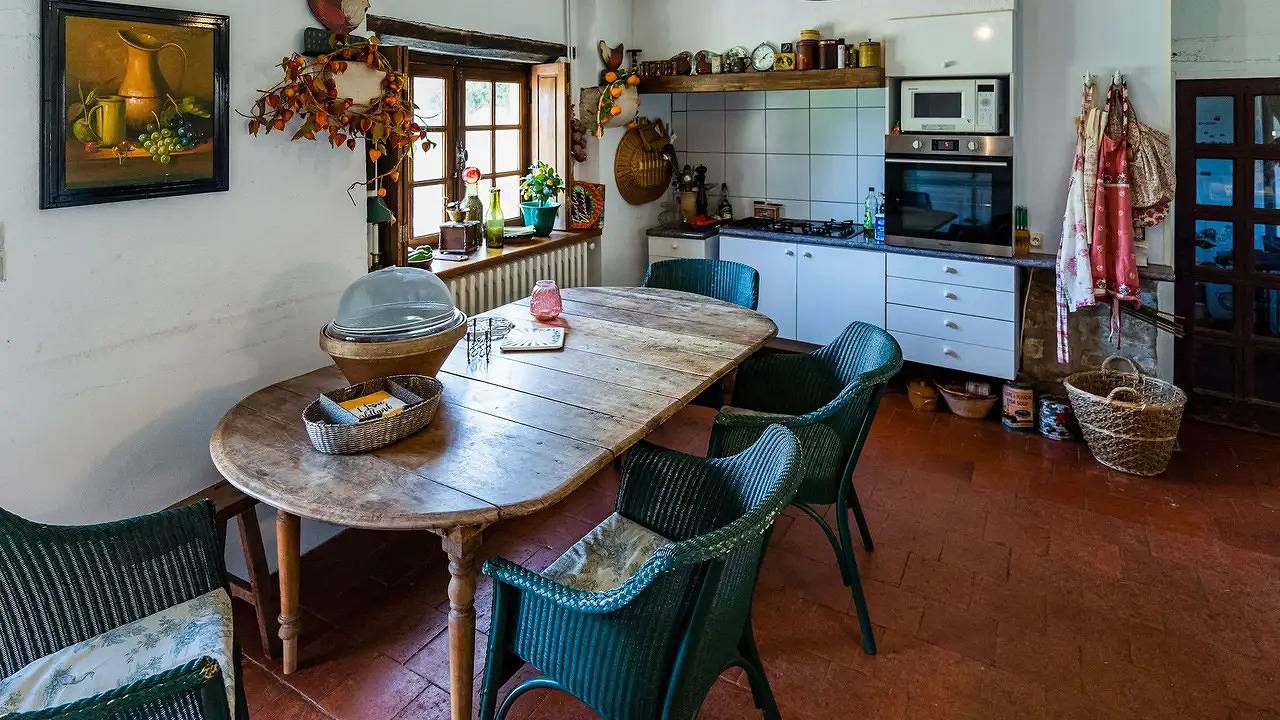 Château pour 9 personnes avec jardin in Le Veurdre, Allier