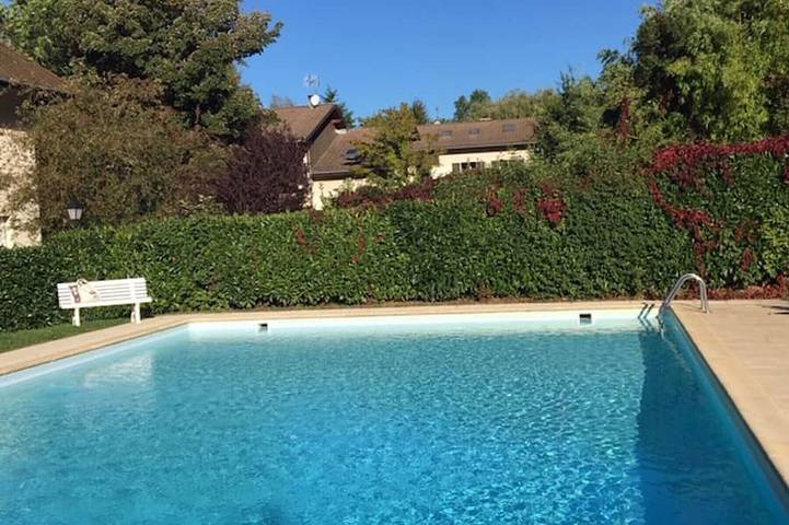 Gîte pour 6 personnes, avec piscine ainsi que jardin et terrasse à Menthon-Saint-Bernard