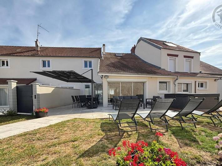 Gîte pour 12 personnes, avec Jacuzzi et Terrasse ainsi que Jardin et Sauna dans Yvelines