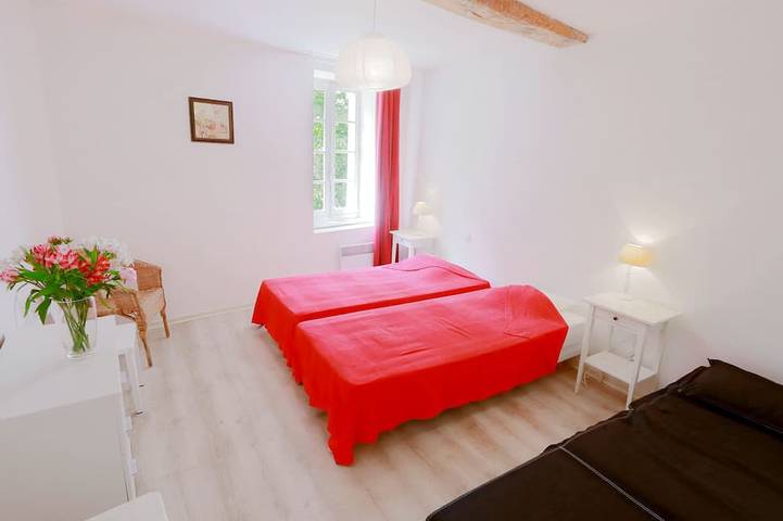 Gîte pour 9 personnes, avec jardin et piscine, animaux acceptés à Aragon - 2