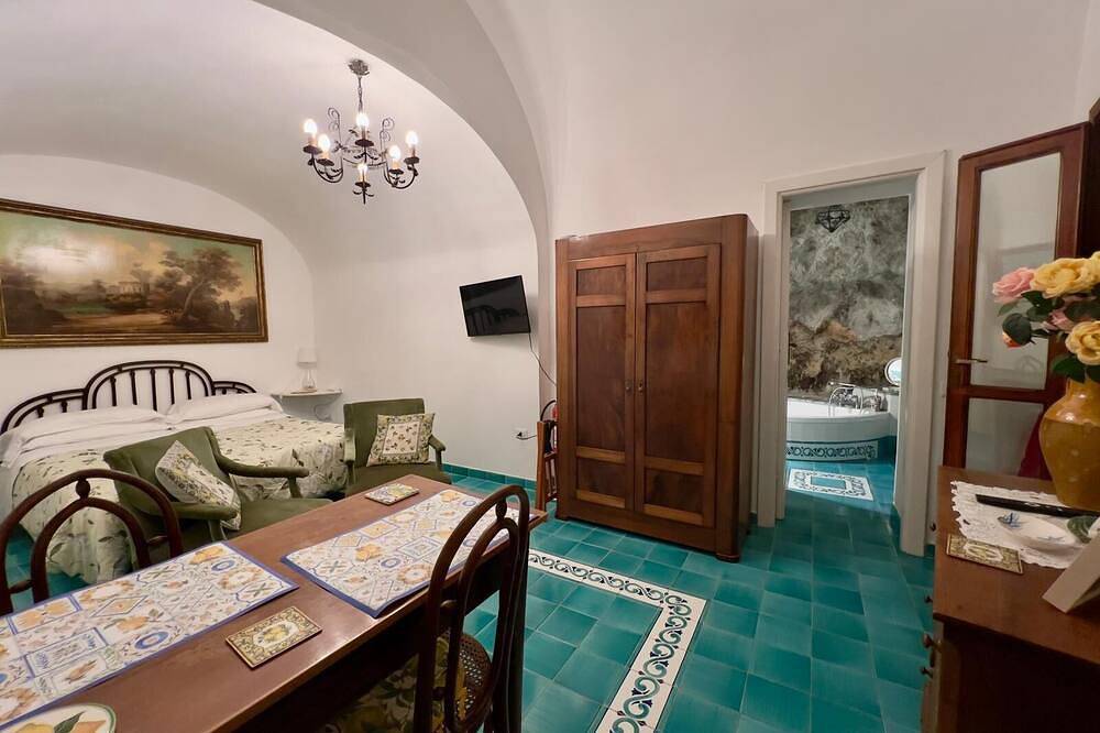 Honeymoon Amalfi •Private Sea View Terrace -Pet Friendly - Stone Bathroom in Spiaggia Duoglio, Amalfi