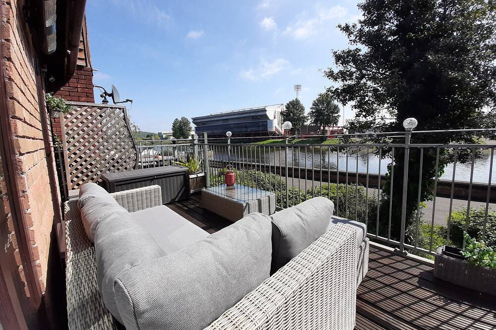 River facing town house with balcony and parking at Trent Bridge.   in Nottingham, Midlands del Este