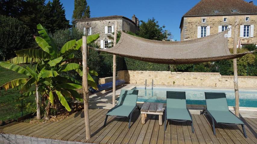 Location de vacances pour 6 personnes, avec jardin ainsi que vue et piscine, animaux acceptés à Sauveterre-la-Lémance