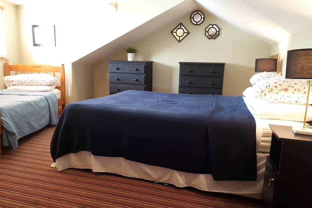 1st Class Cottage Location - Teach Mor at The Priory Killarney Courtyard in Scrahane, Killarney