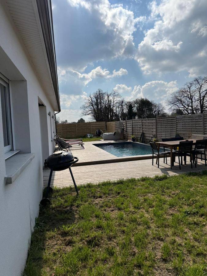 Location de vacances pour 8 personnes, avec jacuzzi ainsi que jardin et piscine, animaux acceptés à Ambarès-et-Lagrave - 2