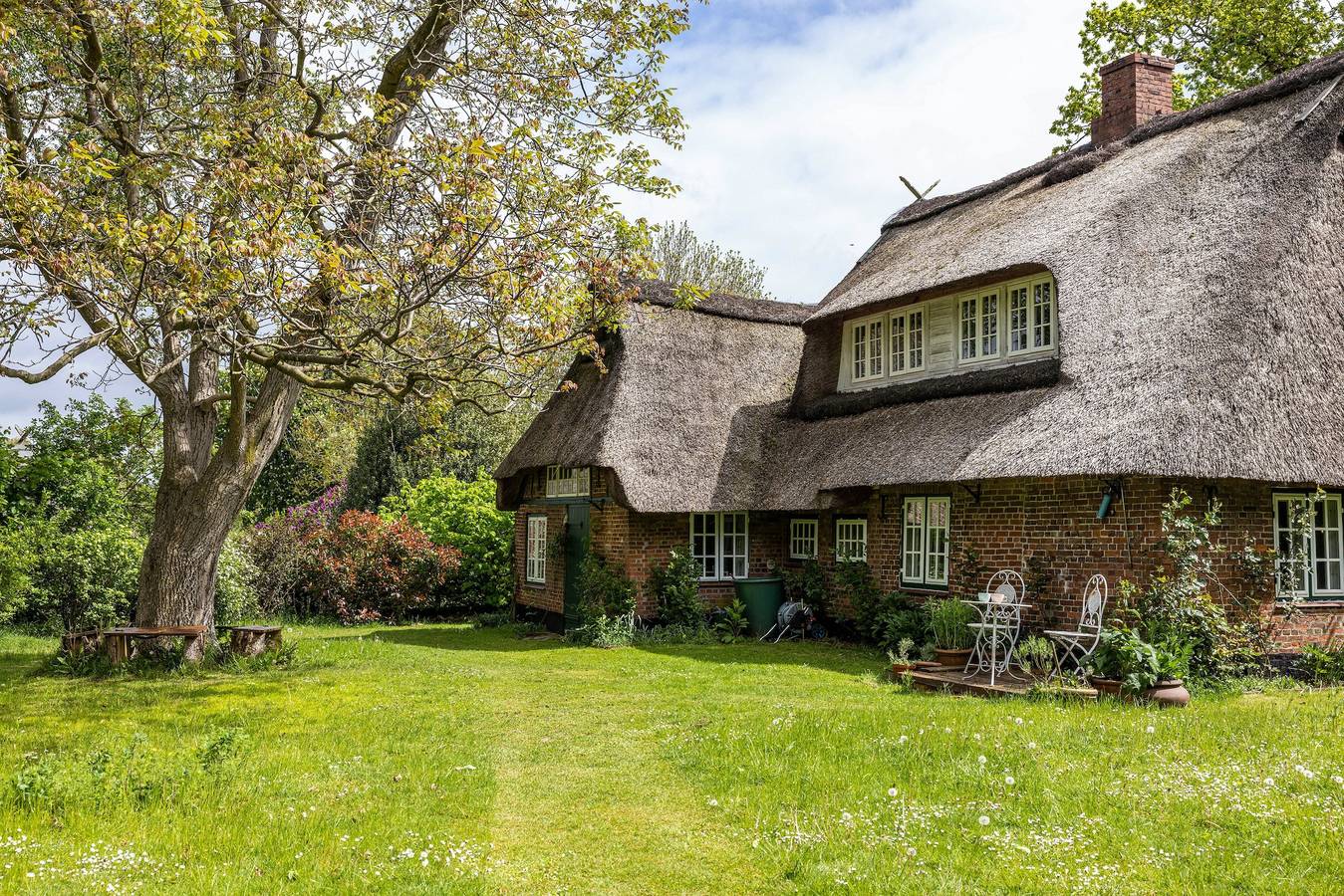 Cottage 'Reetdachhaus Bischoff' with Private Terrace, Private Garden and Wi-Fi in Kuden, Michaelisdonn and surroundings
